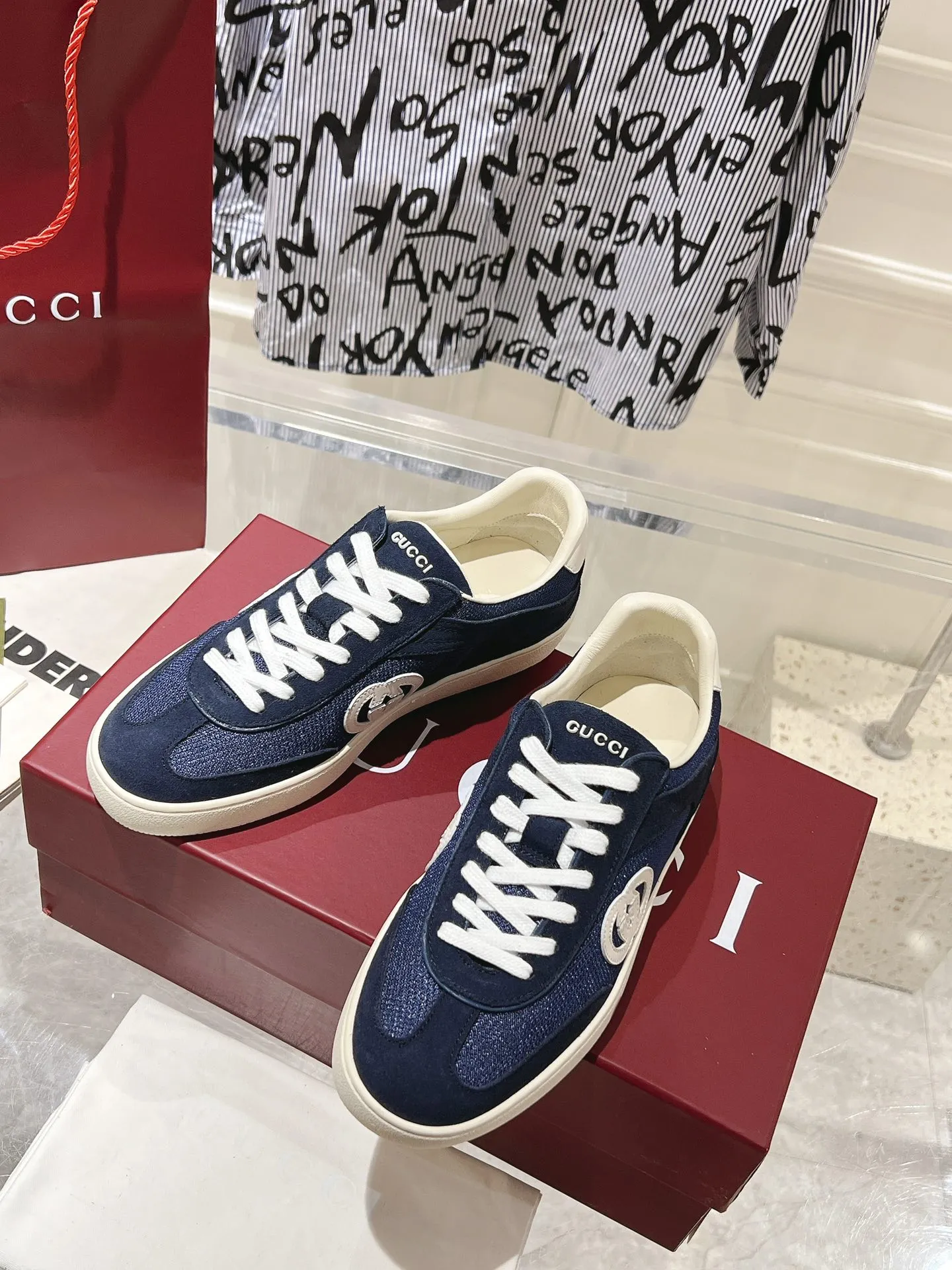 👟👟Ex-factory price 540👟👟Men's size +10 New upgraded version🔥Gucci 2024 new white shoes casual shoes hot recommendation, original TPU soles, original fabrics, original sheepskin lining sheepskin feet🔥Original cover craftsmanship is reproduced one to one! The pursuit of ultimate comfort! 🔥🔥 [Love] Fabric: Imported cow suede + mesh [Love] Packing: Counter-matched red shoe box ➕ Aviation airplane box [Love] Code number: 35-45